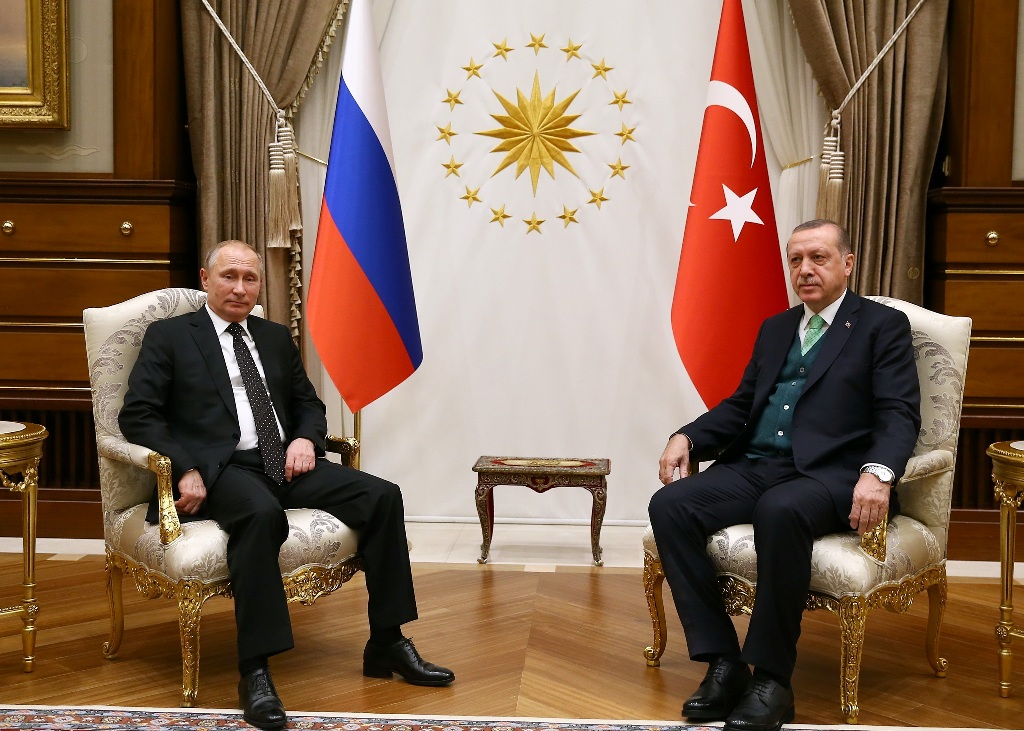 Tổng thống Nga Vladimir Putin (trái) và người đồng cấp Thổ Nhĩ Kỳ Recep Tayyip Erdogan trong cuộc gặp ở Ankara,Thổ Nhĩ Kỳ.  (Ảnh: AFP/TTXVN)