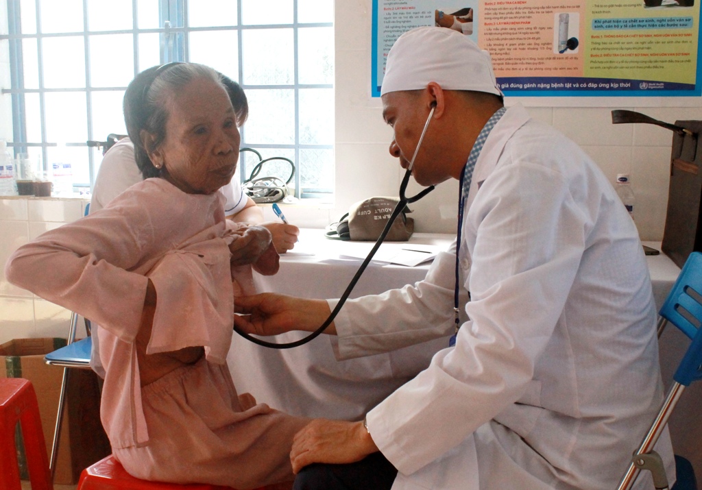 Bác sĩ Bệnh viện Đại học Quốc gia Hà Nội khám bệnh cho người dân. 
