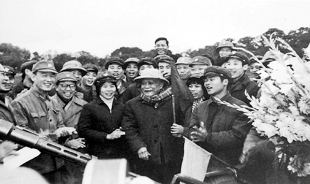 Chủ tịch nước Tôn Đức Thắng đến thăm Liên đội tự vệ Hoàn Kiếm - Hai Bà Trưng, đơn vị bắn rơi máy bay F111A  của Mỹ ngày 22-12-1972. Ảnh tư liệu