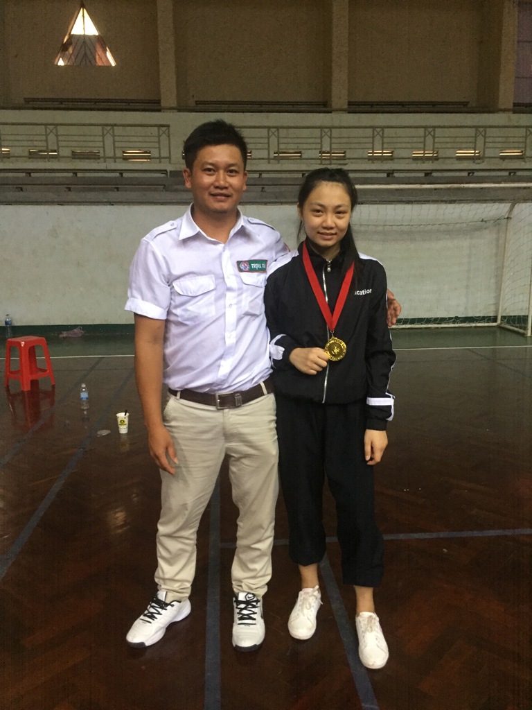 Em Hồ Thị Mỹ Yến (phải) nhận Huy chương Vàng tại Giải Vô địch võ thuật Cổ truyền trẻ tỉnh Đắk Lắk năm 2018.