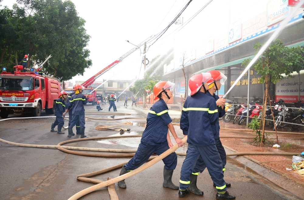 Cảnh sát PCCC số 5 thực tập phương án chữa cháy và cứu nạn cứu hộ tại Siêu thị Nguyễn Kim. Ảnh: Đ.Triều