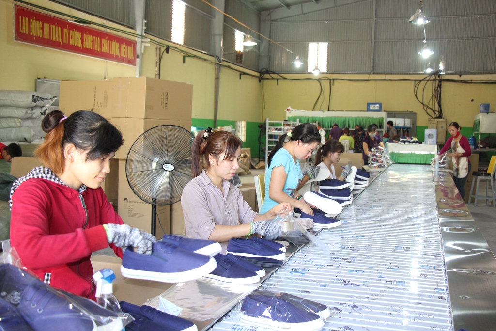 Sản xuất giày da tại Công ty TNHH Sản xuất, thương mại, xây dựng Việt Thắng (huyện Ea Kar)
