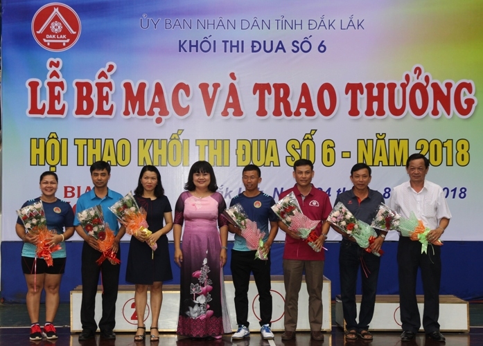 Phó Chủ tịch UBND tỉnh H’Yim Kđoh tặng hoa cho các đoàn vận động viên tham gia hội thao. 