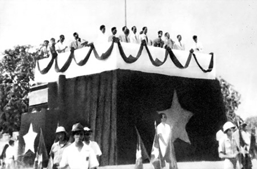 Ngày 2-9-1945, tại Quảng trường Ba Đình (Hà Nội), Chủ tịch Hồ Chí Minh đọc Tuyên ngôn Độc lập,  khai sinh nước Việt Nam Dân chủ Cộng hòa. (Ảnh tư liệu).