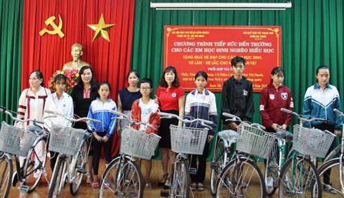 Đại diện các đơn vị tặng xe đạp cho học sinh nghèo hiếu học TP. Buôn Ma Thuột