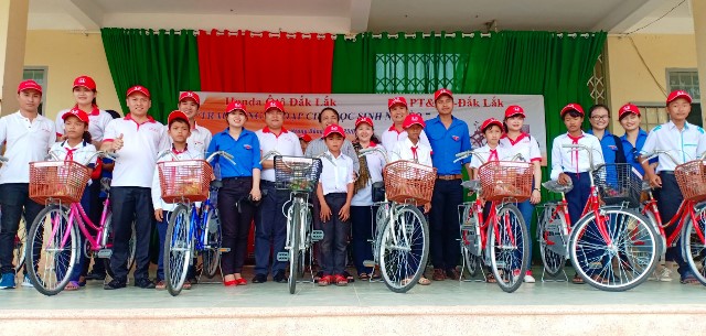 Ban tổ chức trao xe đạp cho các em học sinh nghèo vượt khó tại trường THCS Hòa Phong.