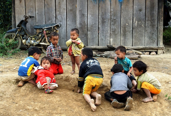 Trẻ em ở thôn Ea Rớt (xã Cư Pui, huyện Krông Bông) tự ở nhà chơi với nhau để bố mẹ lên rẫy. 