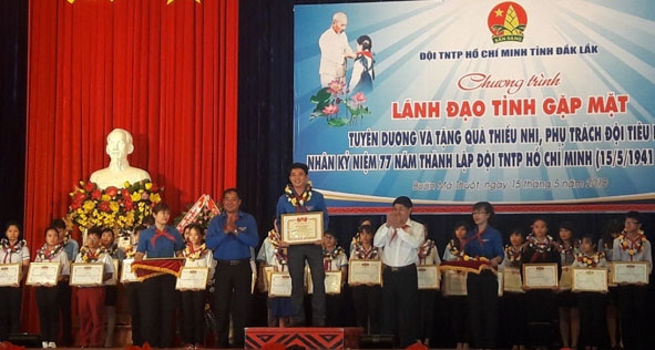 Thầy Trịnh Quyết Tiến được tuyên dương giáo viên Tổng phụ trách Đội tiêu biểu toàn tỉnh năm học 2017-2018. 