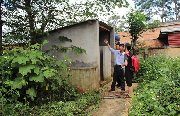 Nhà vệ sinh Trường Tiểu học Tam Bình (xã Cư Klông) xuống cấp, cỏ mọc bao quanh.   