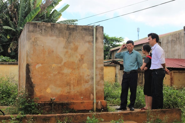 Hệ thống cấp nước cho khu nhà vệ sinh Trường THCS Nguyễn Trãi (xã Chư Klông) ngưng hoạt động vì không có nguồn nước.