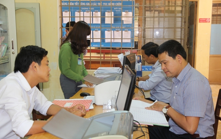 Đoàn kiểm tra CCHC của tỉnh làm việc tại thị trấn M’Đrắk. 