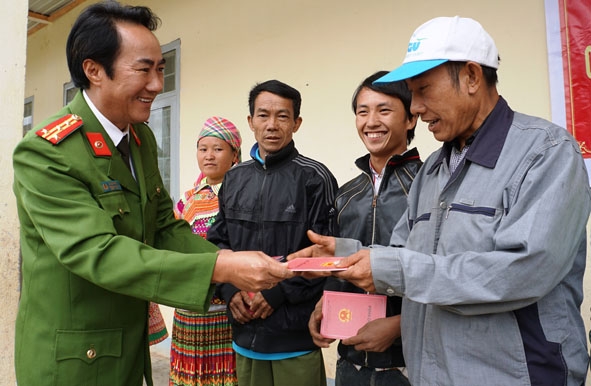 Hơn 160 hộ dân ở thôn Ea Rớt (xã Cư Pui, huyện Krông Bông) đã được cấp sổ hộ khẩu sau hơn 20 năm sinh sống trên địa bàn.