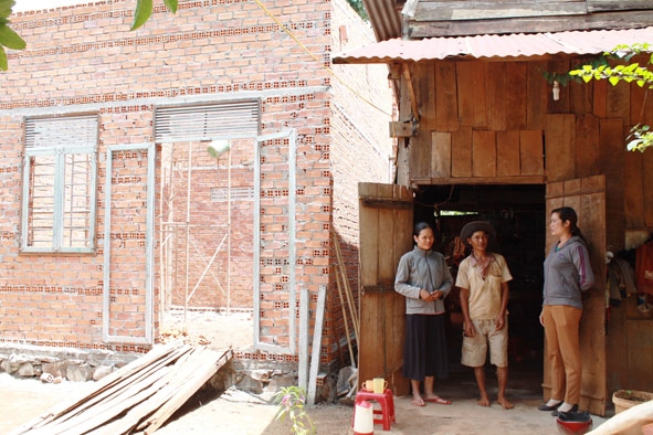 Gia đình  anh Y V.  (xã Ea Bông, huyện  Krông Ana) đang  xây căn  nhà mới nhưng  không có  ý định  xây dựng  nhà vệ sinh. 