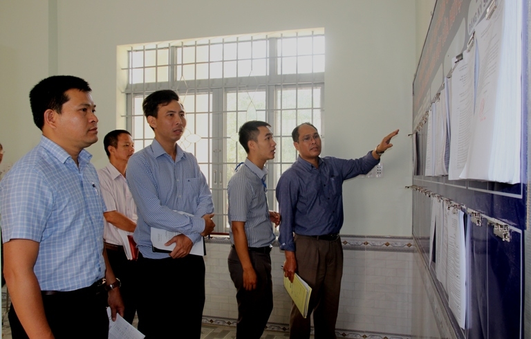 Đoàn kiểm tra CCHC của tỉnh kiểm tra việc niêm yết các thủ tục hành chính tại Bộ phận một cửa của UBND huyện M’Đrắk. 