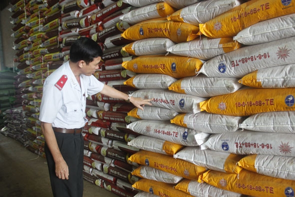 Đoàn kiểm tra liên ngành của tỉnh kiểm tra bao bì, nhãn mác phân bón tại một đại lý ở huyện Krông Búk.