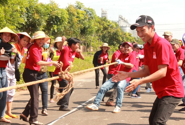 Công nhân lao động Cụm Công nghiệp Ea Đar (huyện Ea Kar) tham gia thi đấu môn kéo co tại Ngày hội Văn hóa thể thao công nhân năm 2018.  