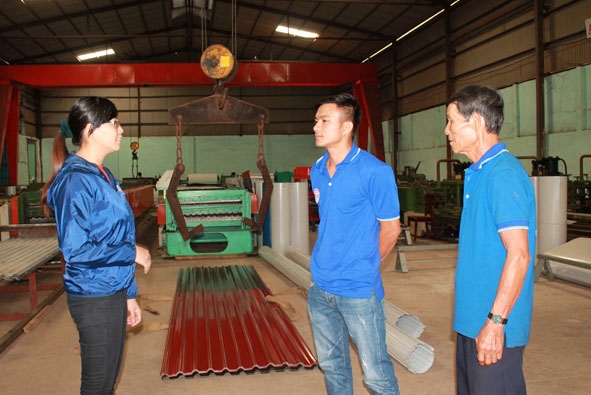 Đại diện Ban Chấp hành CĐCS  Công ty TNHH Công nghiệp và Thương mại Long Vân (bên trái) thăm hỏi tình hình sản xuất,  đời sống của người lao động. 