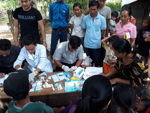 Cán bộ Trung tâm Y tế huyện Buôn Bôn lấy mẫu xét nghiệm ký sinh trùng sốt rét ở buôn Đrang Phốk (xã Krông Na). 
