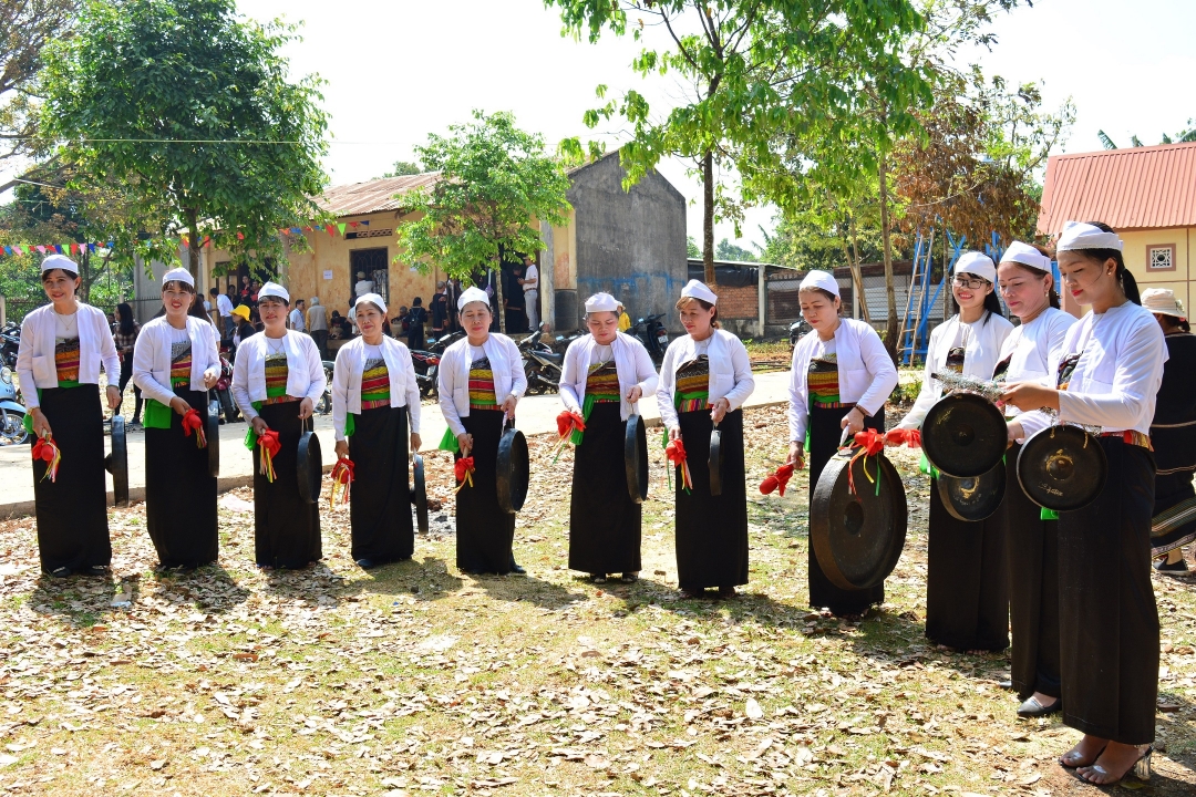 Đội chiêng nữ của người Mường tại xã Hòa Thắng biểu diễn trong Ngày hội văn hóa thể thao các dân tộc thiểu số TP. Buôn Ma Thuột năm 2018.