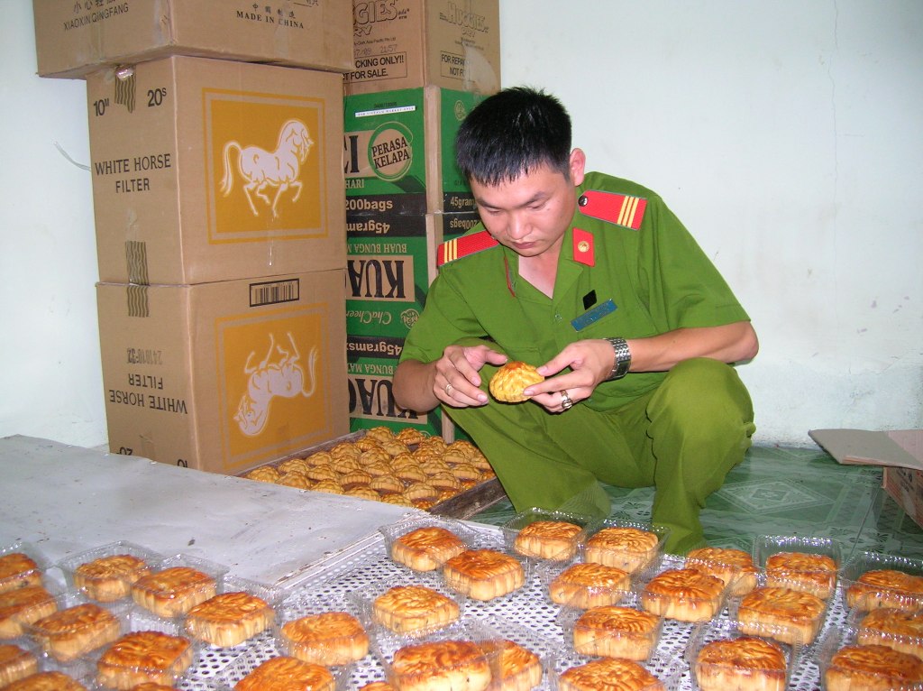 Lực lượng chức năng kiểm tra chất lượng bánh trung thu tại một cơ sở sản xuất trên địa bàn TP. Buôn Ma Thuột. 