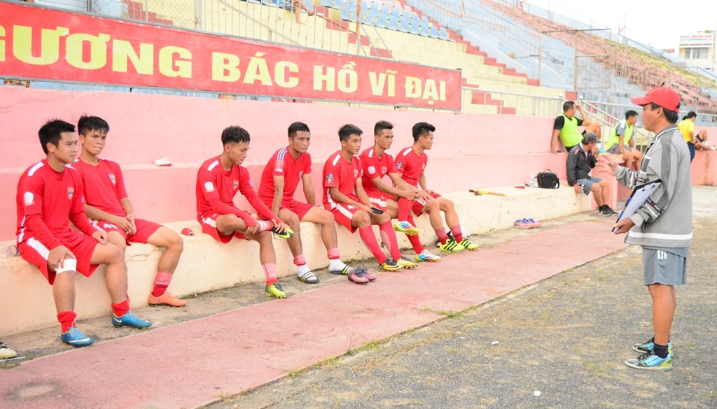 Huấn luyện viên Trần Phi Ái họp rút kinh nghiệm chuyên môn cùng các cầu thủ sau trận đấu.