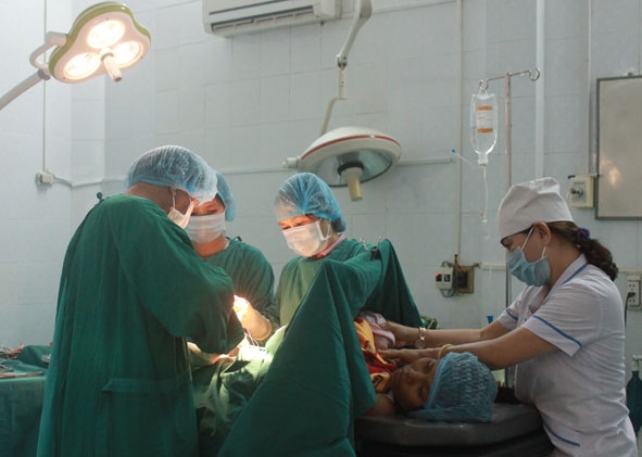 Một ca phẫu thuật tại Bệnh viện Đa khoa huyện M’Đrắk.