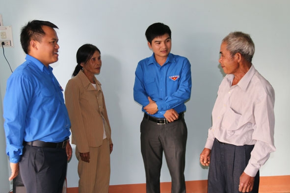 Đoàn viên, thanh niên thăm hỏi gia đình ông Nguyễn Văn Trung (thị trấn Krông Năng, huyện Krông Năng). 