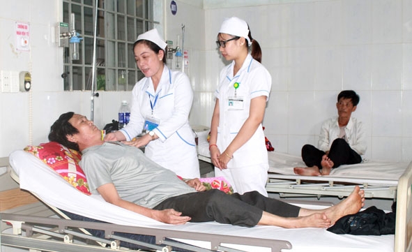 Điều dưỡng Trần Thị Nhuận chia sẻ kinh nghiệm chăm sóc người bệnh cho đồng nghiệp trẻ.