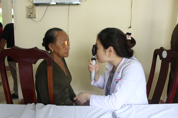 Các bác sĩ khám mắt miễn phí cho người dân huyện Ea Súp.
