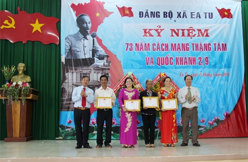 Các chi bộ đạt giải nhất, nhì, ba toàn đoàn trong cuộc thi Tìm hiểu lịch sử Đảng do Đảng ủy xã Ea Tu tỏ chức 