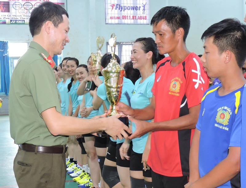 111 Đại tá Vũ Hồng Văn - Giám đốc Công an tỉnh trao Cup vô địch ở cả hai nội dung nam và nữ của Giải bóng chuyền truyền thống năm 2018.