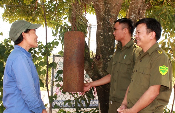 Trưởng Công an xã Ea Ô Bùi Trọng Lực (bìa phải) kiểm tra mô hình “Tiếng kẻng an ninh” ở thôn 13.