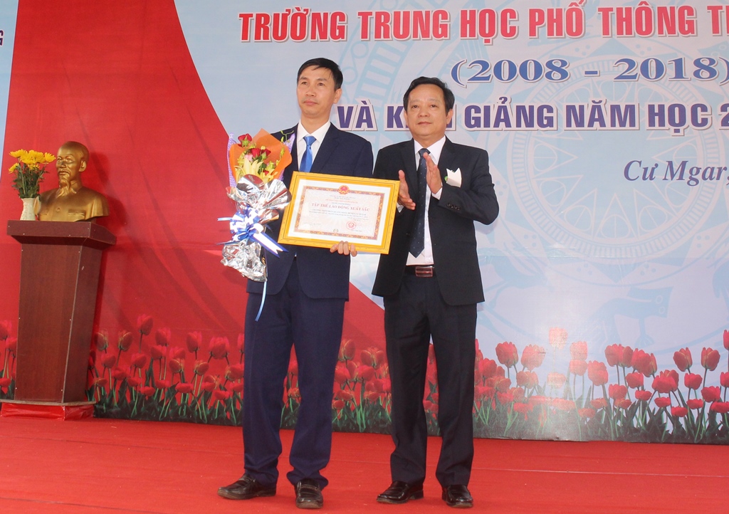 Phó Chủ tịch HĐND tỉnh  Trần Vĩnh Cảnh trao Danh hiệu Tập thể lao động xuất sắc tặng tập thể nhà trường.