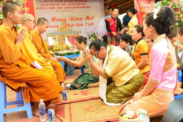 Người Việt gốc Lào tại xã Krông Na (huyện Buôn Đôn) thực hiện các nghi lễ truyền thống trong dịp Tết Bunpimay.