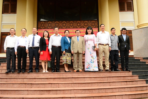 Tổng Lãnh sự Lào tại TP. Đà Nẵng Khamsene Phommaseng (thứ 5 từ phải sang) chụp ảnh lưu niệm với lãnh đạo UBND tỉnh Đắk Lắk nhân kết thúc nhiệm kỳ công tác.