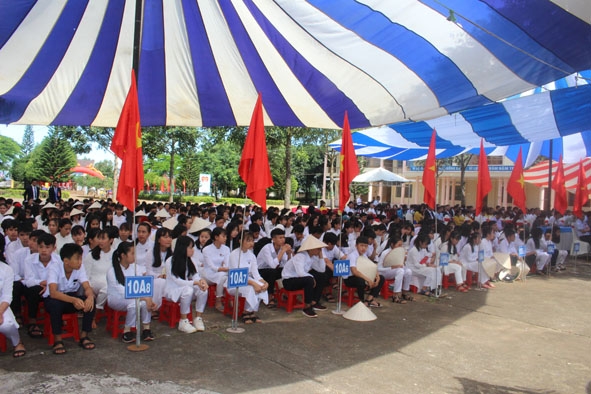Học sinh Trường THPT Trần Quang Khải (huyện Cư M'gar) trong ngày khai giảng năm học mới 2018-2019.     Ảnh: L. Anh
