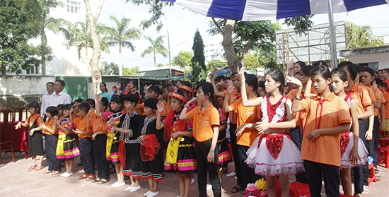 Các em học sinh Trung tâm hát Quốc ca trong buổi Lễ khai giảng năm học mới
