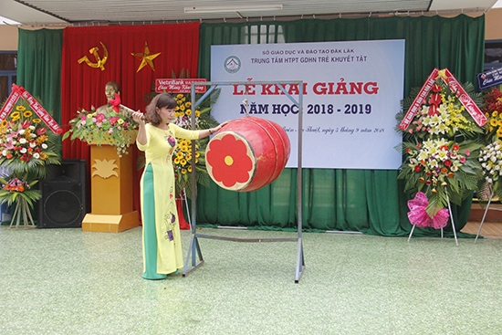 Cô Phạm Thị Tuyết, Giáo đốc Trung tâm gióng hồi trống chính thức khai giảng năm học mới