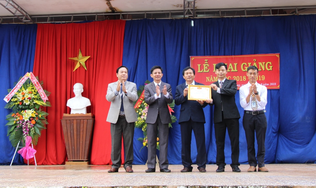 Phó Chủ tịch HĐND tỉnh Nguyễn Thanh Hiệp tặng Giấy khen hoàn thành xuất sắc nhiệm vụ năm học 2017-2018 của Sở Giáo dục và Đào tạo cho Trường THPT Trường Chinh