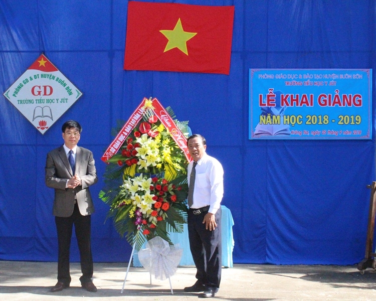 Đồng chí Bùi Hồng Quý, Chánh Văn phòng UBND tỉnh tặng hoa chúc mừng khai giảng năm học mới.