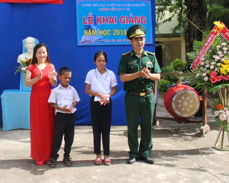 Đại diện Đồn Biên phòng Sêrêpok tặng quà cho học sinh nghèo hiếu học của trường Tiểu học Y Jút, xã Krông Na (huyện Buôn Đôn).