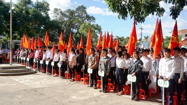 Hơn 800 học sinh Trường THPT Trần Hưng Đạo  tham dự Lễ khai giảng năm học 2018 – 2019. 