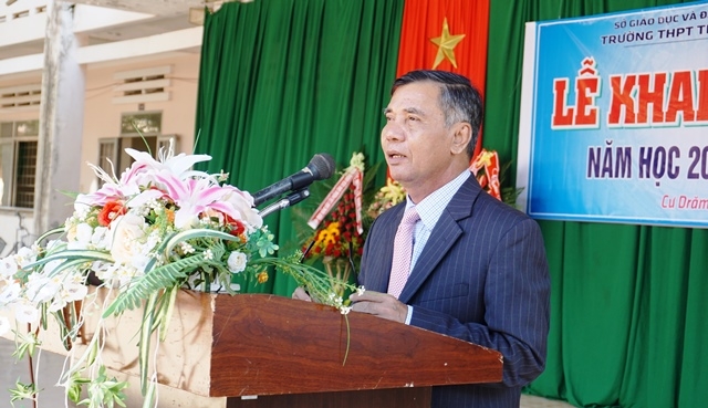 Chủ tịch Uỷ ban MTTQ Việt Nam tỉnh Y Dec Hđơk đọc thư của Chủ tịch nước Trần Đại Quang gửi cán bộ, giáo viên, học sinh nhân ngày khai trường 2018-2019. 