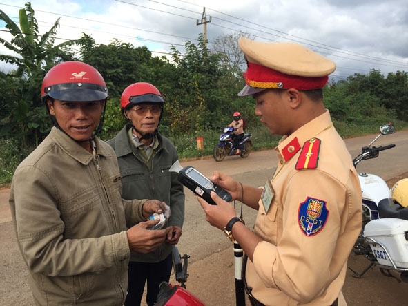 Lực lượng Cảnh sát giao thông Công an huyện Cư M’gar kiểm tra nồng độ cồn trên đoạn đường qua xã Cư M’gar. 