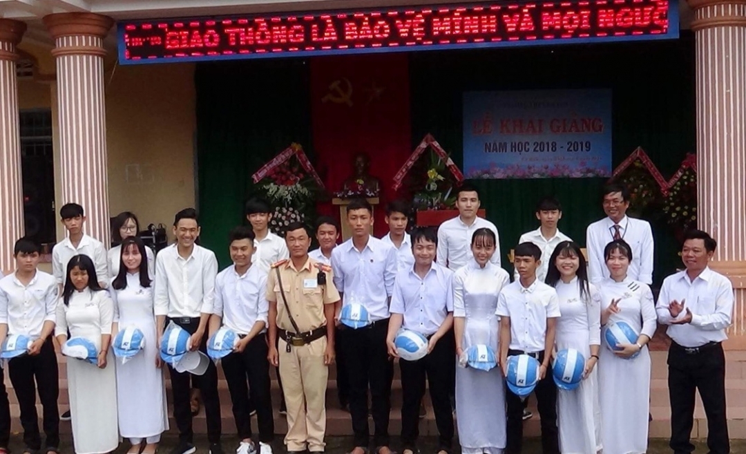 Cảnh sát giao thông huyện Ea Súp tặng mũ bảo hiểm cho học sinh Trường THPT Ea Rốk