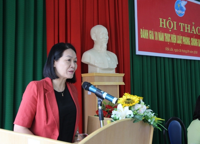 Phó Chỉ tịch Hội Liên hiệp Phụ nữ Việt Nam Bùi Thị Hòa phát biểu khai mạc hội thảo. 
