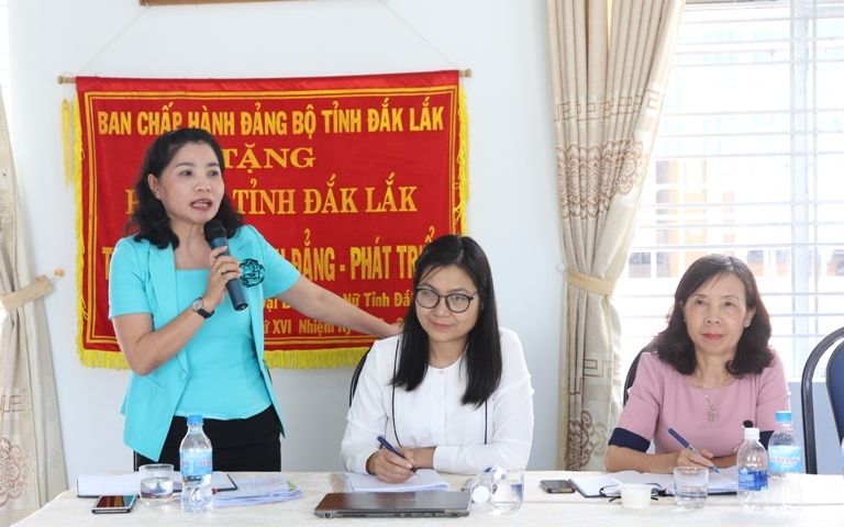 Chủ tịch Hội Liên hiệp Phụ nữ Việt Nam tỉnh Nguyễn Thị Thu Nguyệt đóng góp ý kiến tại hội thảo. 