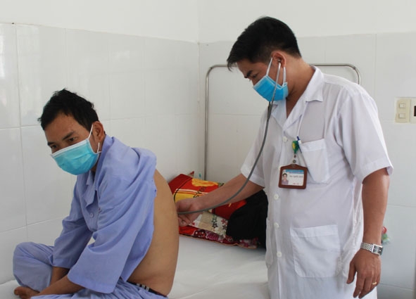  Bệnh nhân lao phổi do hút thuốc lá nhiều điều trị tại Bệnh viện Lao và bệnh Phổi tỉnh. 