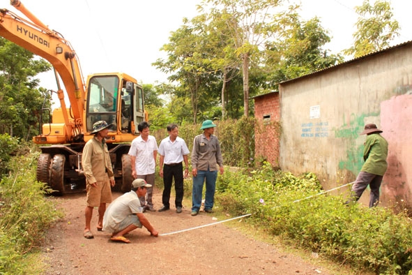 Lãnh đạo UBND xã Cư Ni (huyện Ea Kar) kiểm tra tiến độ làm đường giao thông thôn 7. 