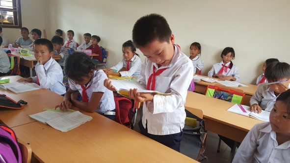 Học sinh điểm trường Ea Lang, Trường Tiểu học Cư Pui 2 (huyện Krông Bông) trong giờ học đầu năm mới.   Ảnh: T. Lâm